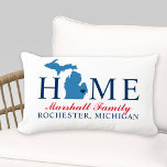 Michigan Zuhause Red und Blue Custom Family Monogr Kissen Für Draußen<br><div class="desc">Stilvolles Begrüßungskissen mit "Zuhause"-Text mit Michigan-Staat-Karte und individuellem Text,  der mit Ihrem Familiennamen und der Stadt,  dem Staat,  in dem Sie leben,  personalisiert werden kann. Die navy blauen Herz-Stadt Marker können über Customized an den entsprechenden Ort verschoben werden. Horizontale Streifen ziehen die Rückseite an. Rot,  Weiß,  Blau und Marinefarben.</div>