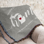 Michigan Zuhause Staat Personalisiert Decke<br><div class="desc">Zeigen Sie Zuhause-Staatsstolz mit dieser niedlichen rustikalen grauen Werftdecke mit "Zuhause" in weißer Kalligraphie-Schrift mit einer Silhouette des Staat von Michigan stehend für den Buchstaben "O". Eine rote Herzanzeige in der Staat-Karte vervollständigt das Design; Sie können die Herzposition in Ihrer Zuhause-Stadt ändern, indem Sie das Design-Tool öffnen und die Herzform...</div>