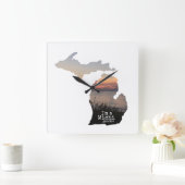 Michigander-Silhouette des Staat mit Typografie Quadratische Wanduhr (Zuhause)