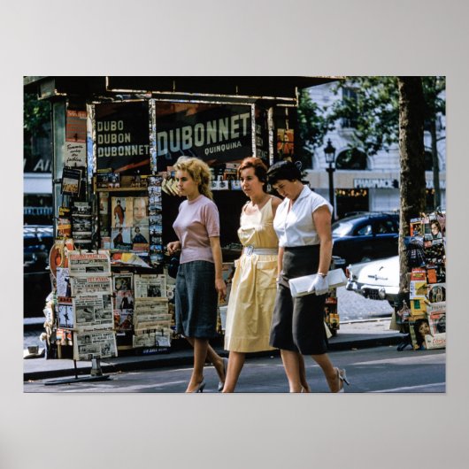 Mid Centrum Modern Three Women Paris Street Fashio Poster (Vorne)