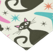 Mid Century Black Atomic Cats with Boomerangs Tischdecke (Schrägansicht)