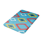 Mid Century Diamonds Blue Red Yellow Badematte (Schrägansicht)