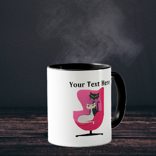 Mid-Century-hübsche Katzen sitzen in rosa Stuhl  Tasse