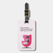 MiD Jahrhundert rosa Stuhl mit zwei Niedlichen Kat Gepäckanhänger (Vorderseite vertikal)