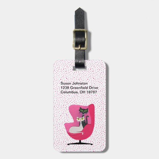 MiD Jahrhundert rosa Stuhl mit zwei Niedlichen Kat Gepäckanhänger (Vorderseite vertikal)