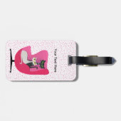 MiD Jahrhundert rosa Stuhl mit zwei Niedlichen Kat Gepäckanhänger (Rückseite horizontal)