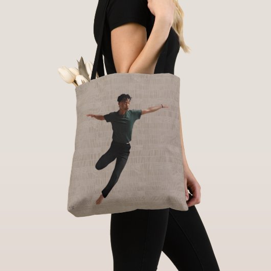 Mid Leap Dancer auf Beige Hintergrund Tasche (Von Nahem)