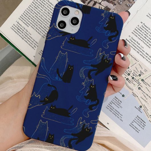 Midnight Black Cats– modern minimal Pattern iPhone 15 Hülle