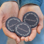 Midnight Blue, Blush Pink und Sage Bridesmaid Button<br><div class="desc">Identifizieren Sie die Hauptakteure in Ihrem Brautparty mit unseren süß-schicken Blumenknöpfen. Das Design der "Bridesmaid" zeichnet sich durch einen dunkelblauen Hintergrund und einen Kranz aus blassrosa Blume und schlängelgrünen Blätter aus.</div>