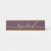 Midnight Fig & Champagne Script Table Reserved Schreibtischnamensplakette (Vorderseite )