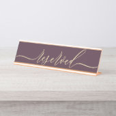 Midnight Fig & Champagne Script Table Reserved Schreibtischnamensplakette (Vorderseite )