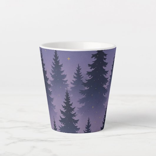 Midnight Forest Under the Stars – Pine Tree Milchtasse (Vorderseite)