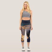 Midnight Gold Liquid Marble Capri Leggings (Vorderseite)