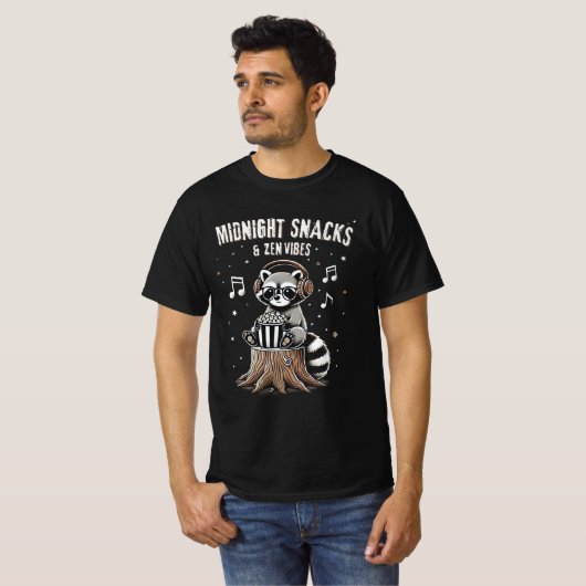 Midnight Snacks, Zen Vibes humorvolles Waschbär T-Shirt (Vorne ganz)