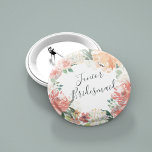 Midsommer Floral Junior Bridesmaid Button<br><div class="desc">Identifizieren Sie die Hauptakteure in Ihrem Brautparty mit unseren eleganten,  süß-schicken Blumenknöpfen. Button ist mit einem Blumenkranz in Aquarellfarben mit peachy rosa Bacheleien,  weißen Hydrangea-Blume und botanischem Grün ausgestattet,  in dem die "Junior-Brautjungfrau" in handgeschriebenem Schriftsatz eingetragen ist.</div>