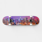 Midtown Manhattan nachts mit Reich Stae Skateboard (Horizontal)