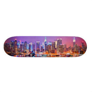 Midtown Manhattan nachts mit Reich Stae Skateboard
