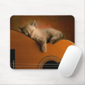Miezekatze, die auf Gitarre Mousepad schläft (Mit Mouse)