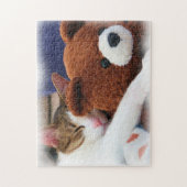 Miezekatze, die mit Teddybären schläft Puzzle (Vertikal)