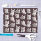 Miezekatze-Katze stellt Muster mit Herz-Bild Seidenpapier (Handwerk)