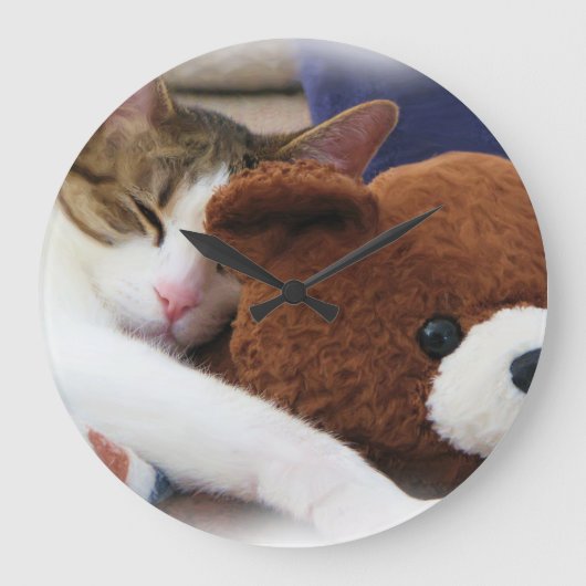 Miezekatze mit Teddybären Große Wanduhr (Vorderseite)