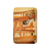 Miezekatze unter Stuhl Badematte (Vorderseite Vertikal)
