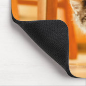 Miezekatze unter Stuhl Mousepad (Ecke)
