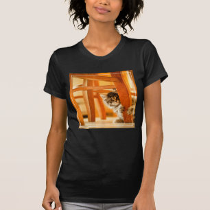 Miezekatze unter Stuhl T-Shirt