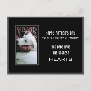 Mighty and Mushy Dog Vater umarmt Niedliche weiße Postkarte