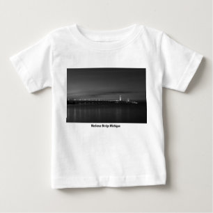 Mighty Mac bei Nacht Pano Grayscale Baby T-shirt