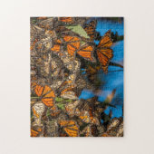 Migrating monarch butterflies cling to leaves puzzle (Vertikal)