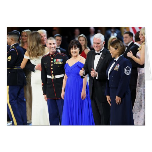 Mike & Karen Pence - Trumps tanzen im Hintergrund (Vorderseite (Horizontal))