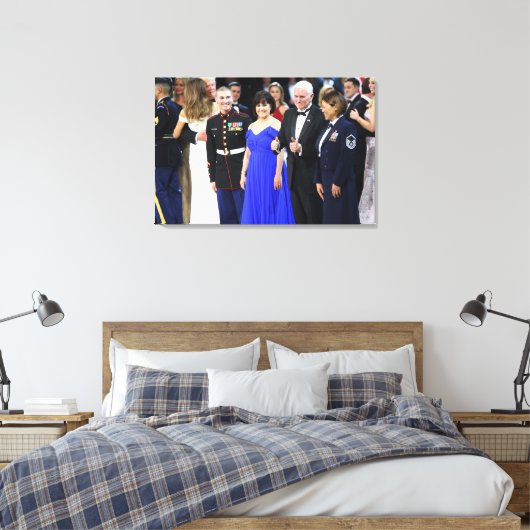 Mike & Karen Pence - Trumps tanzen im Hintergrund Leinwanddruck (Insitu (Schlafzimmer))