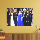 Mike & Karen Pence - Trumps tanzen im Hintergrund Leinwanddruck (Insitu (Wohnzimmer))