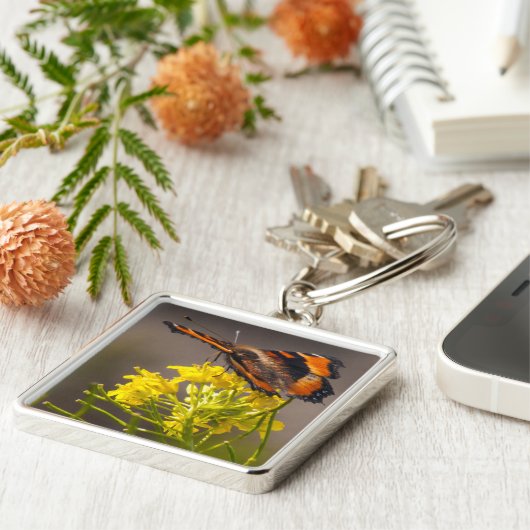 Milberts Tortoiseshell-Schmetterling Nah hoch Schlüsselanhänger (Seite)