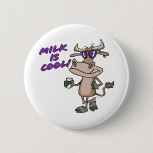 Milch ist cooler niedlicher Kuh-Cartoon Button