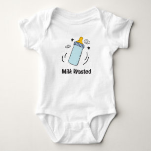 Milch Mit Babyflaschen verschwendet Baby Strampler