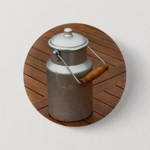 Milchdose auf einem Tisch Button