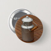 Milchdose auf einem Tisch Button (Vorne & Hinten)