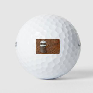 Milchdose auf einem Tisch Golfball
