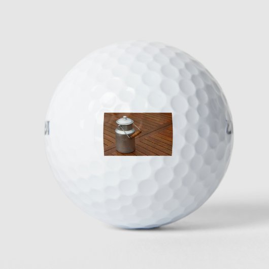 Milchdose auf einem Tisch Golfball (Vorderseite)