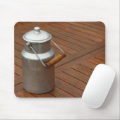 Milchdose auf einem Tisch Mousepad (Mit Mouse)