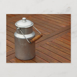 Milchdose auf einem Tisch Postkarte