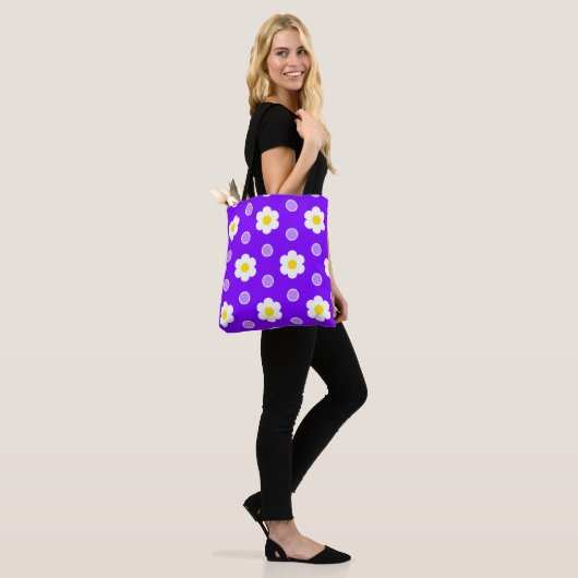 Milcherzeugnisse und Lila und weiße Polka-Punkte Tasche (Am Model)