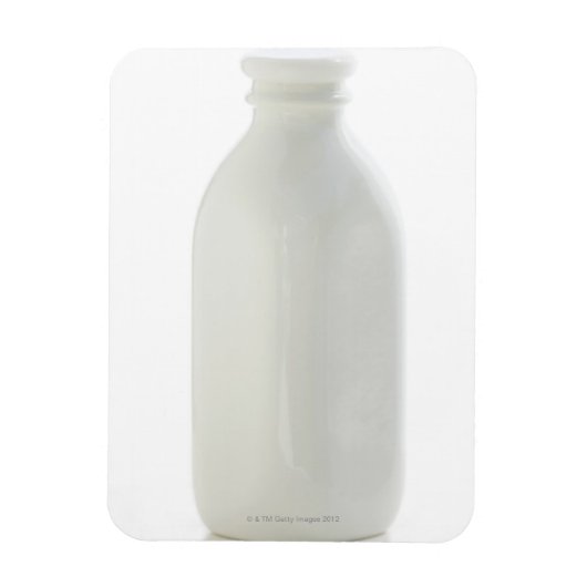 Milchflasche auf weißem Hintergrund Magnet (Vertikal)