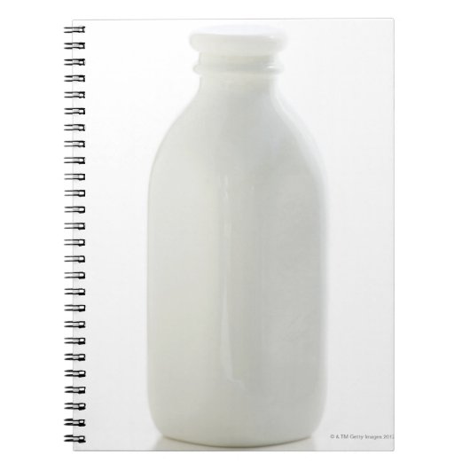 Milchflasche auf weißem Hintergrund Notizblock (Vorderseite)