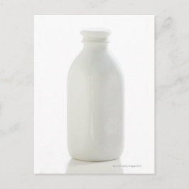 Milchflasche auf weißem Hintergrund Postkarte