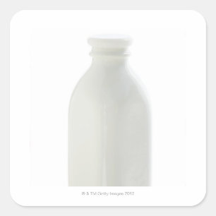 Milchflasche auf weißem Hintergrund Quadratischer Aufkleber