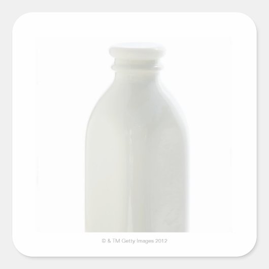 Milchflasche auf weißem Hintergrund Quadratischer Aufkleber (Vorderseite)