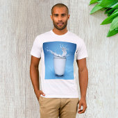 Milchpflücke in T - Shirt mit Glasgetränken